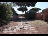 01092 ostia - regio ii - via dei vigili - blick ri der decumanus maximus ri sueden - 09-2022.jpg